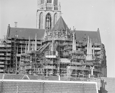 884856 Gezicht op de oostgevel van de Domkerk (Domplein) te Utrecht die in de steigers staat voor groot onderhoud, ...